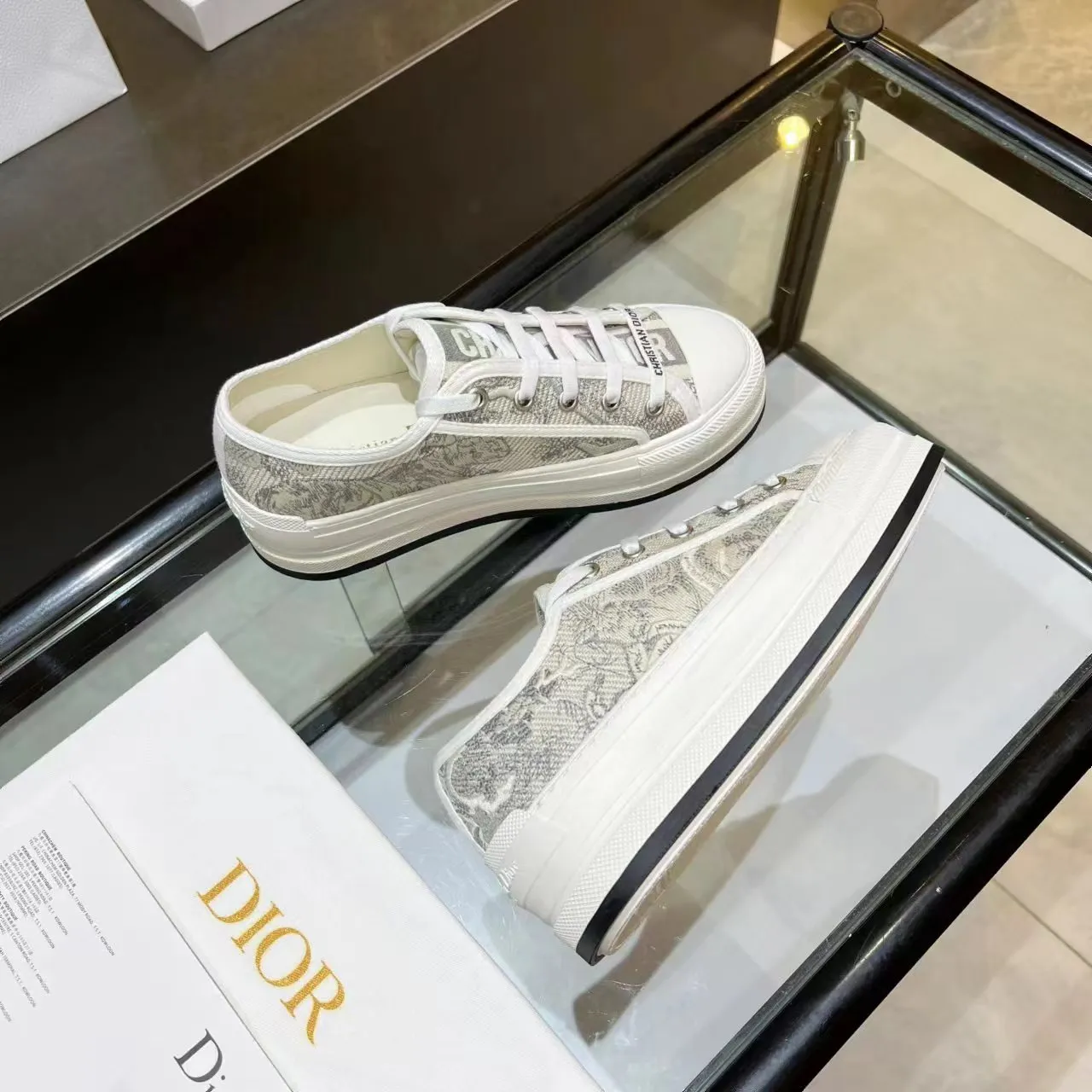 👟👟Ex-factory price 520👟👟 Walk‘n’Dior embroidered mid-top casual shoes are new in 2025. On the fashion stage, Dior embroidered shoes are the well-deserved protagonist. Delicate stitching is used on the upper, every stitch is devoted to the craftsman's efforts, and every thread is woven with artistic poetry. From complex floral patterns to smart geometric textures, embroidery is like the magic that gives shoes life, allowing them to show dynamic beauty even in static conditions.   Wearing Dior embroidered shoes feels like stepping into a dream world full of art. It is not only a pair of shoes, but also a walking piece of art that perfectly integrates fashion and culture. Whether you are strolling on the bustling city streets or attending important social occasions, Dior embroidered shoes can add unique charm to your style and become the focus of everyone's attention.   Choosing Dior embroidered shoes means choosing a persistent pursuit of quality and a unique understanding of fashion. Let it accompany you through every wonderful moment and leave your own fashion mark.  Material: Sheepskin lining, feet, silk cowhide, size 35-41, heel height 5cm
